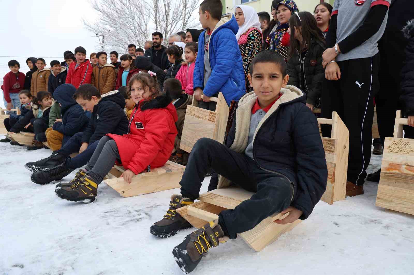 Poşet ve leğenle kayıyorlardı, kızak hediyesi türkü yaktırdı
Poşet ve leğenle kayıyorlardı, kızak hediyesi türkü yaktırdı