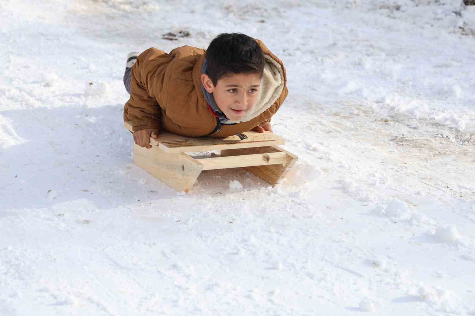 Poşet ve leğenle kayıyorlardı, kızak hediyesi türkü yaktırdı
Poşet ve leğenle kayıyorlardı, kızak hediyesi türkü yaktırdı
