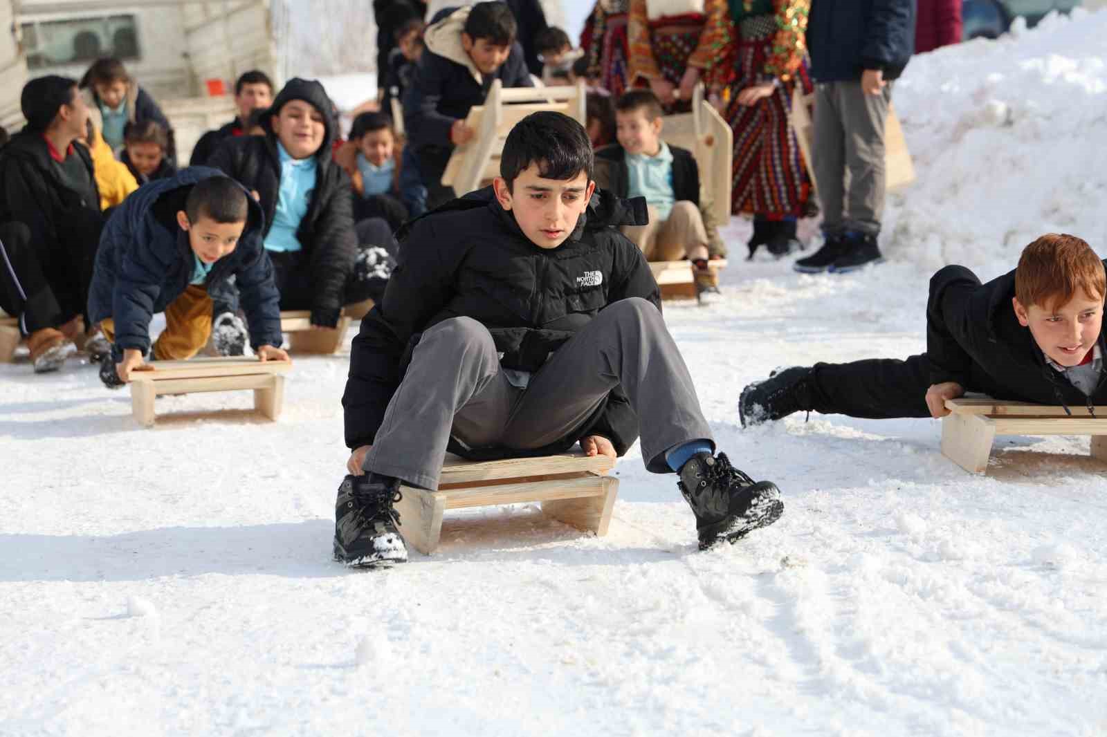 Poşet ve leğenle kayıyorlardı, kızak hediyesi türkü yaktırdı
Poşet ve leğenle kayıyorlardı, kızak hediyesi türkü yaktırdı