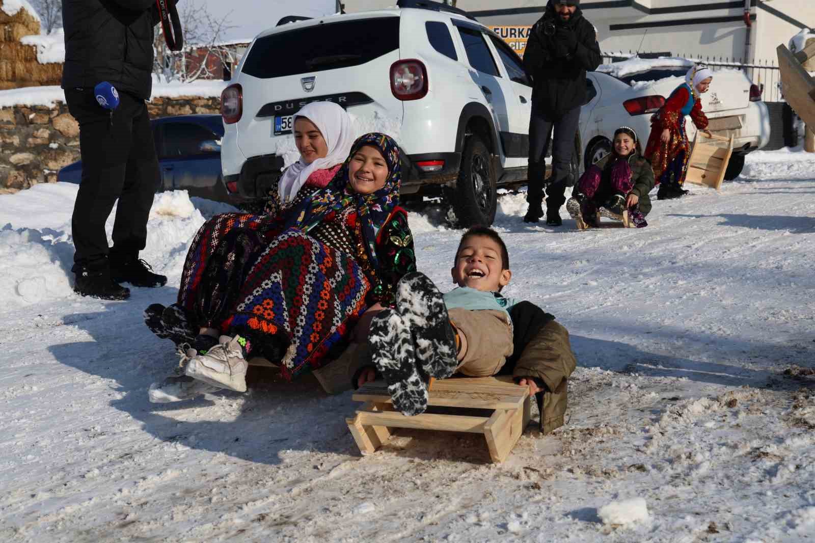 Poşet ve leğenle kayıyorlardı, kızak hediyesi türkü yaktırdı
Poşet ve leğenle kayıyorlardı, kızak hediyesi türkü yaktırdı