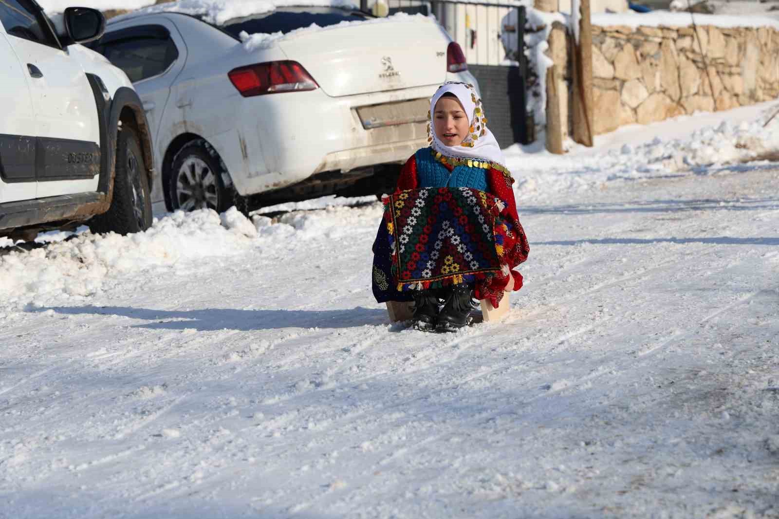 Poşet ve leğenle kayıyorlardı, kızak hediyesi türkü yaktırdı
Poşet ve leğenle kayıyorlardı, kızak hediyesi türkü yaktırdı