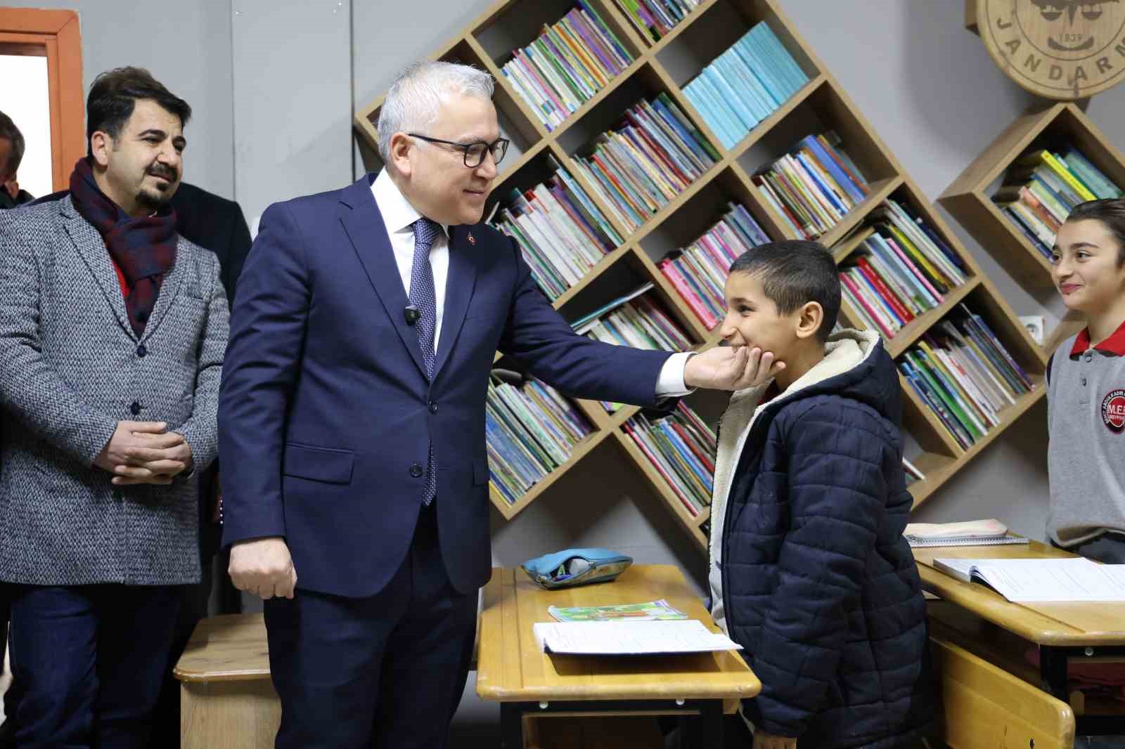 Poşet ve leğenle kayıyorlardı, kızak hediyesi türkü yaktırdı
Poşet ve leğenle kayıyorlardı, kızak hediyesi türkü yaktırdı