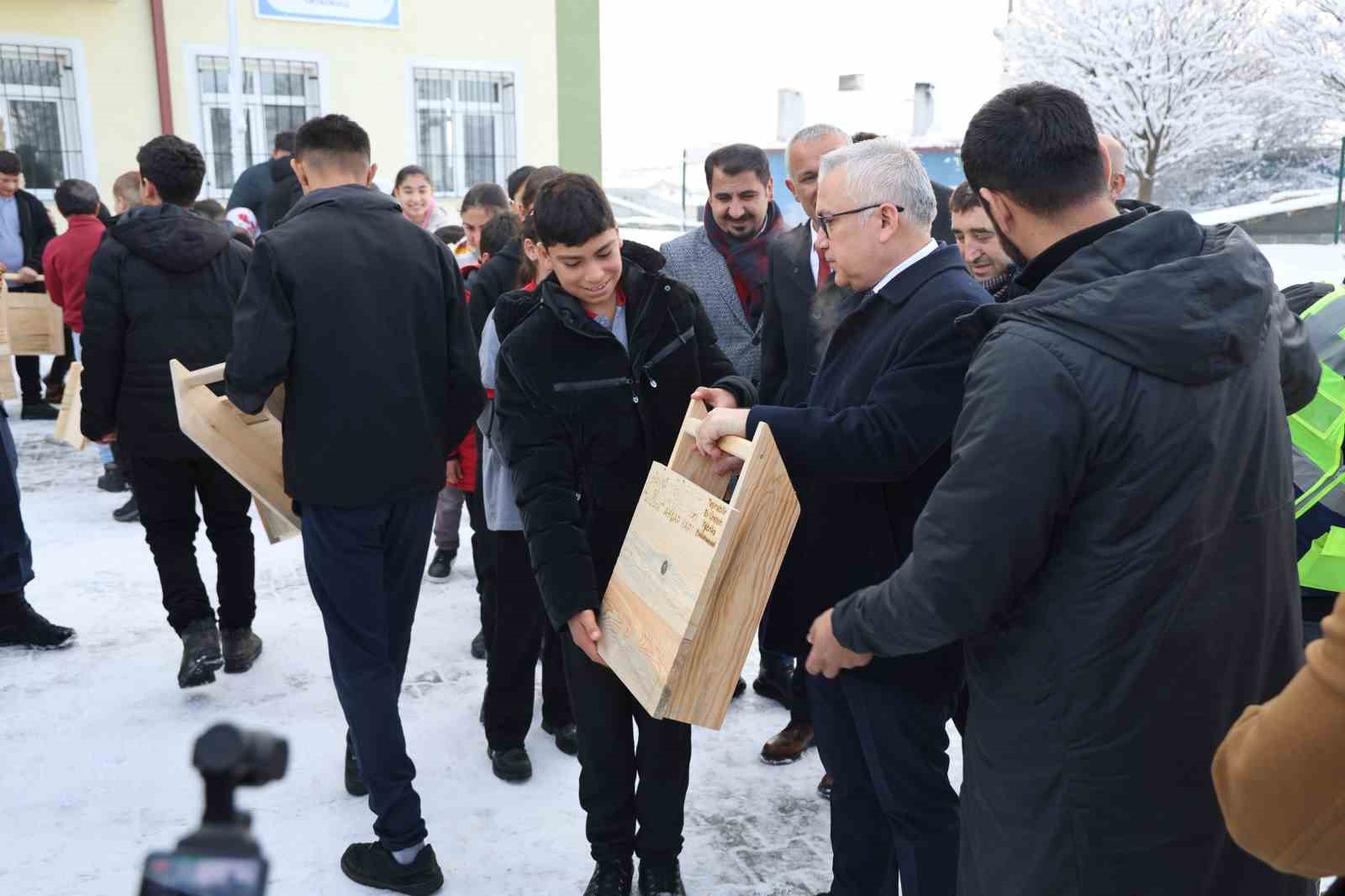 Poşet ve leğenle kayıyorlardı, kızak hediyesi türkü yaktırdı
Poşet ve leğenle kayıyorlardı, kızak hediyesi türkü yaktırdı
