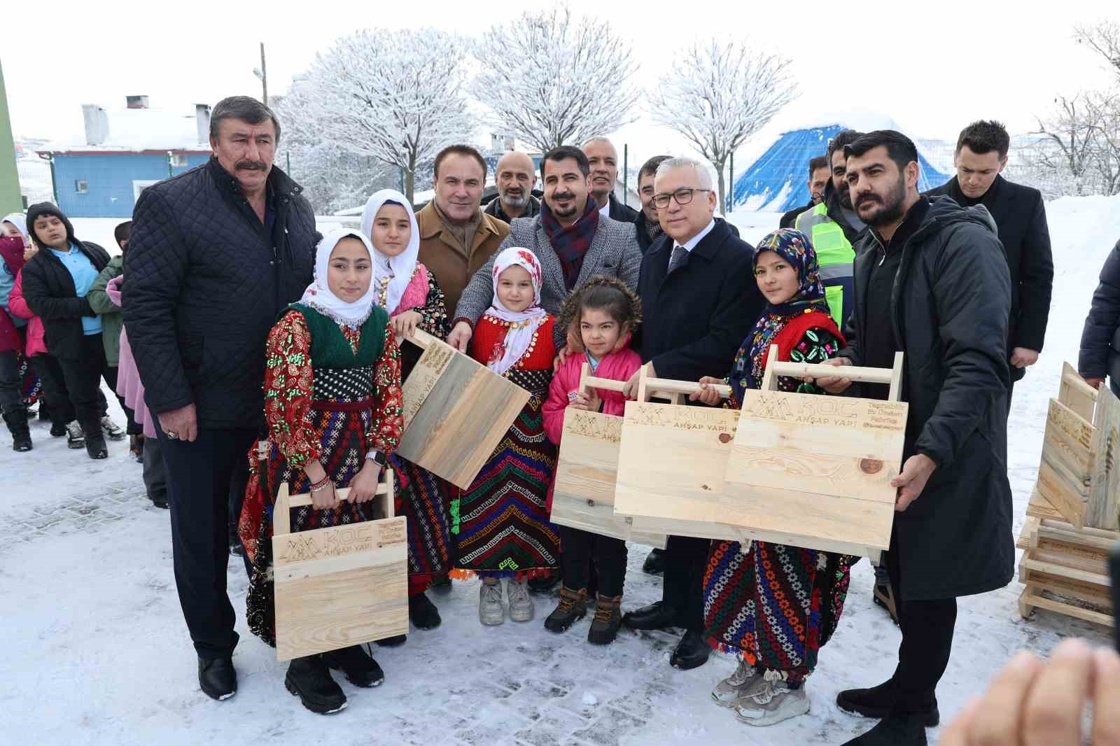 Poşet ve leğenle kayıyorlardı, kızak hediyesi türkü yaktırdı
Poşet ve leğenle kayıyorlardı, kızak hediyesi türkü yaktırdı