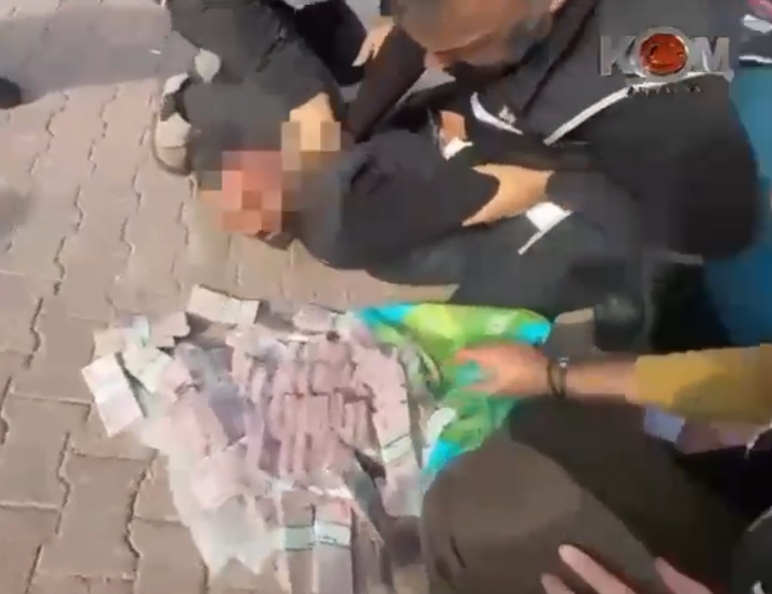 Poşetteki 2 milyon lira ile 30 metre gidebildiler, polisin operasyonuyla yakalandılar
Poşetteki 2 milyon lira ile 30 metre gidebildiler, polisin operasyonuyla yakalandılar