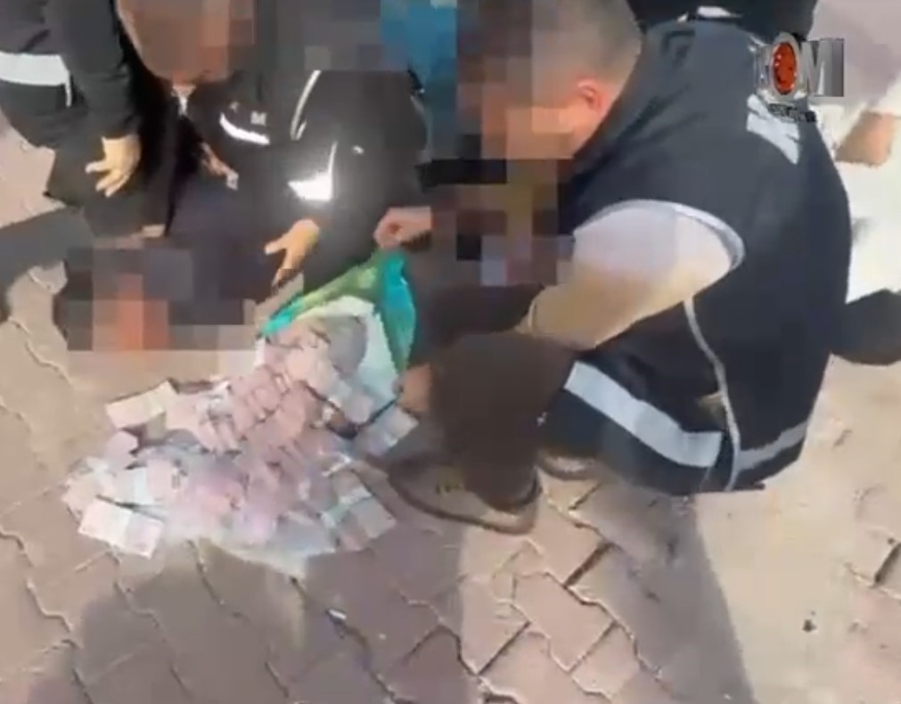 Poşetteki 2 milyon lira ile 30 metre gidebildiler, polisin operasyonuyla yakalandılar
Poşetteki 2 milyon lira ile 30 metre gidebildiler, polisin operasyonuyla yakalandılar