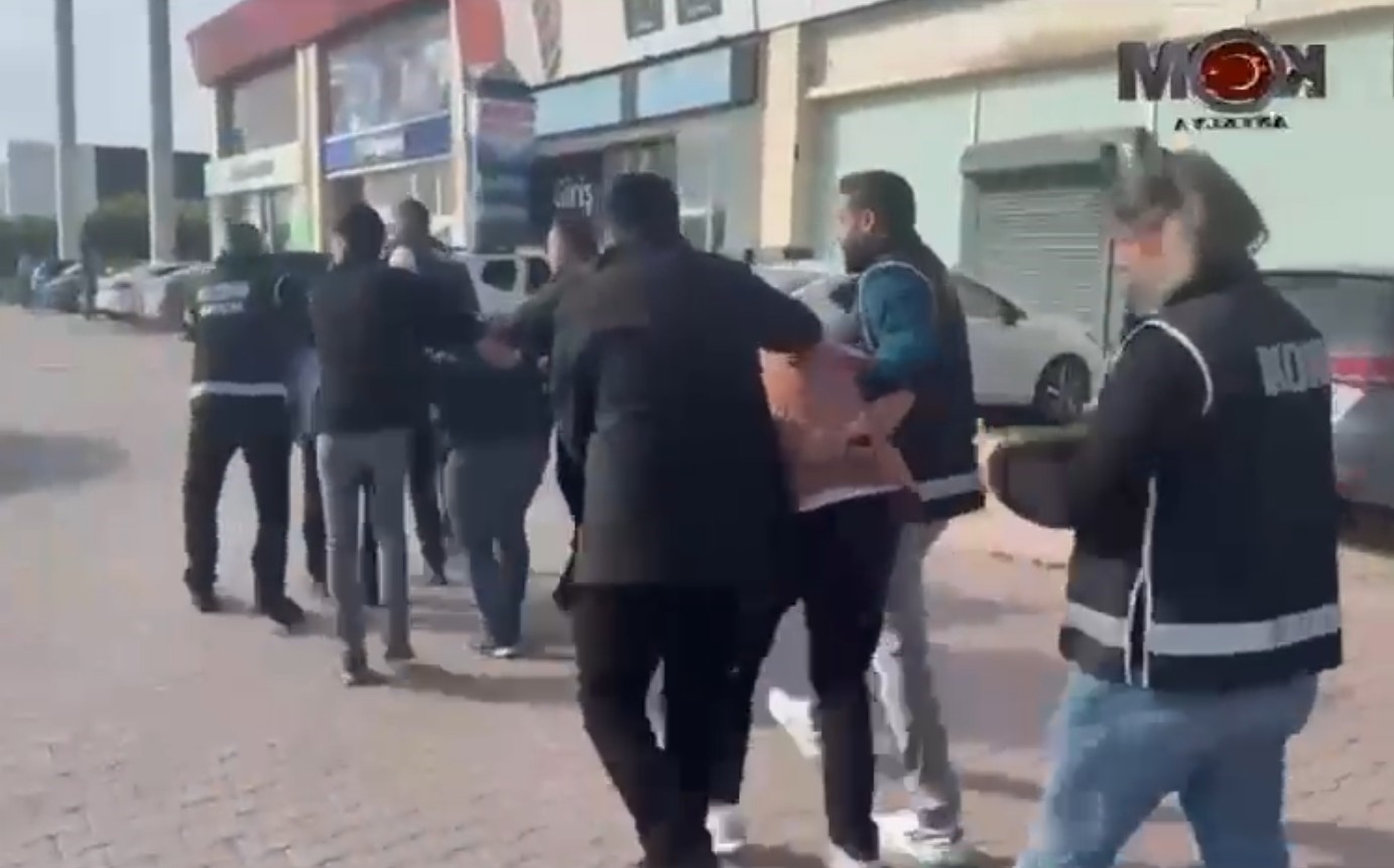 Poşetteki 2 milyon lira ile 30 metre gidebildiler, polisin operasyonuyla yakalandılar
Poşetteki 2 milyon lira ile 30 metre gidebildiler, polisin operasyonuyla yakalandılar