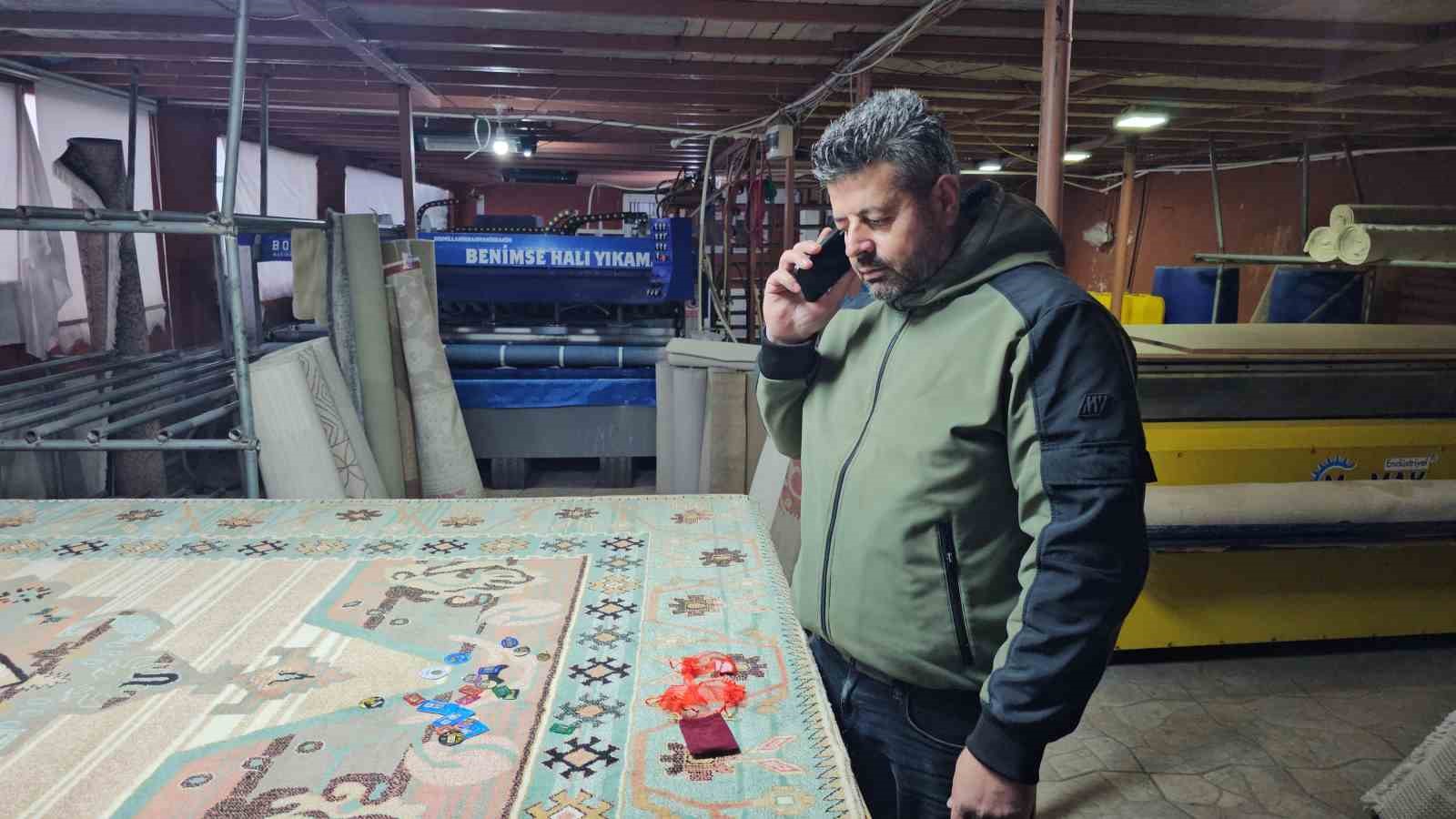 Poşetten insanlık çıktı, halının arasındaki altınlar sahibine ulaştırdı
