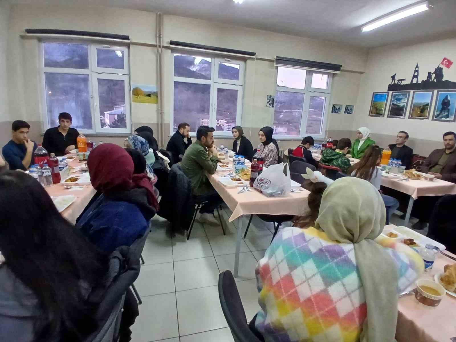 Posof Aşık Sabit Müdami Anadolu İmam Hatip Lisesi’nde iftar programı
