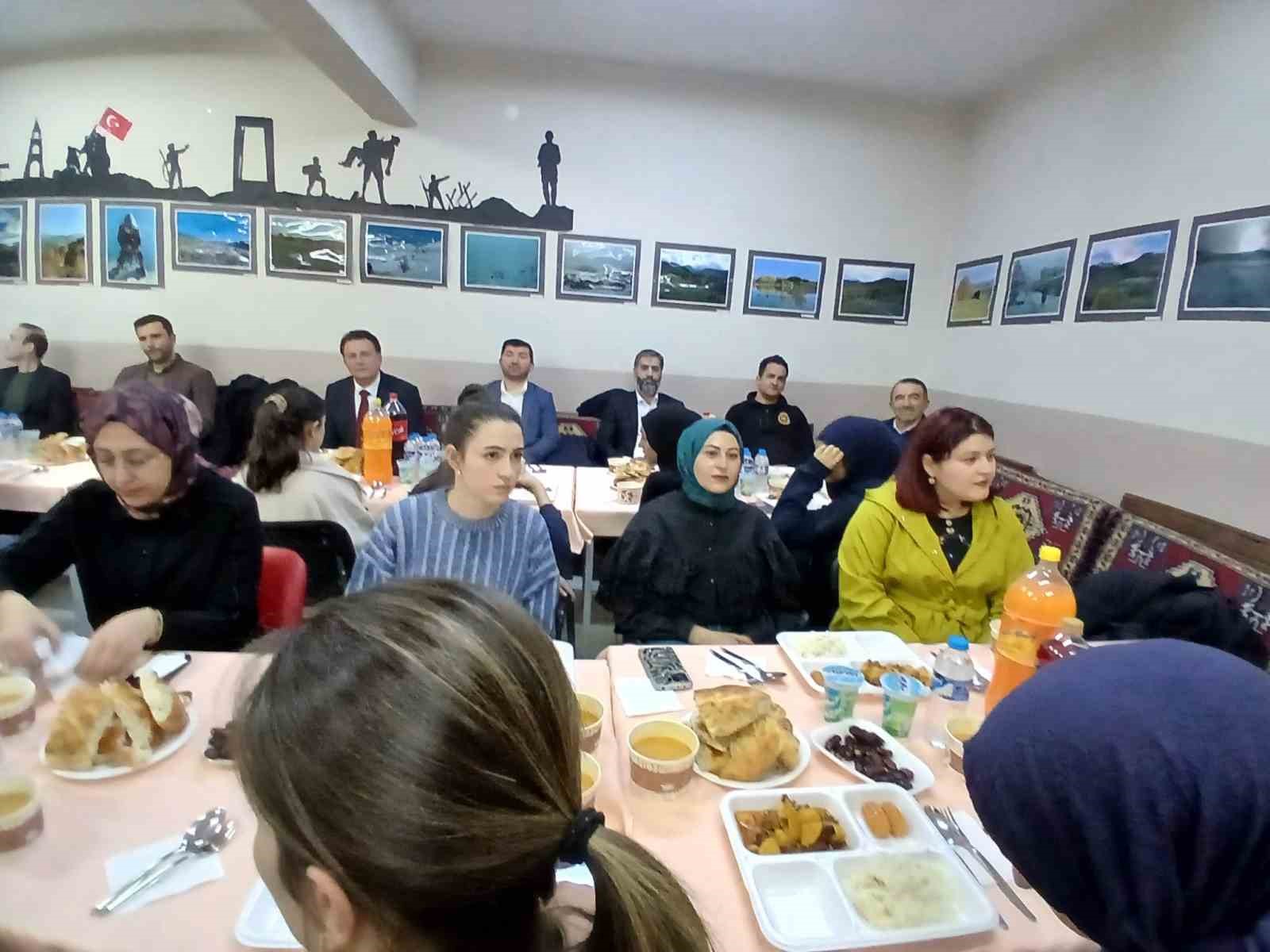 Posof Aşık Sabit Müdami Anadolu İmam Hatip Lisesi’nde iftar programı
