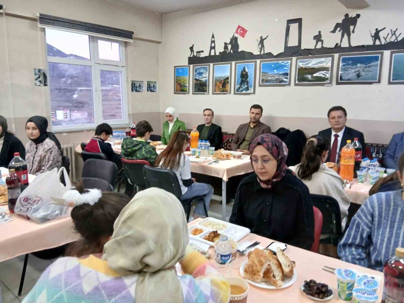 Posof Aşık Sabit Müdami Anadolu İmam Hatip Lisesi’nde iftar programı
