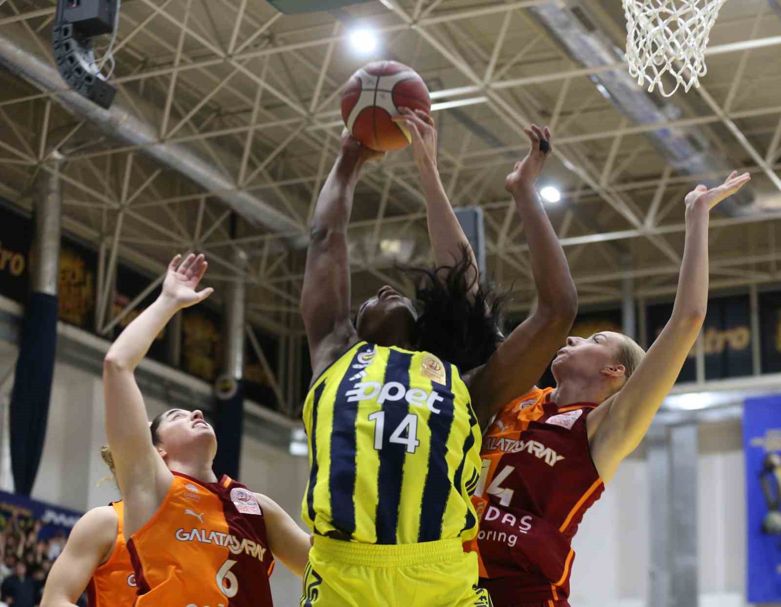 Pota ve filedeki derbilerde Fenerbahçe’den çifte zafer
Pota ve filedeki derbilerde Fenerbahçe’den çifte zafer