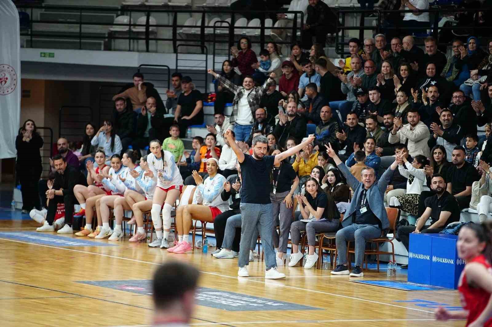 Potanın Kraliçeleri şampiyonluğa koşuyor
Potanın Kraliçeleri şampiyonluğa koşuyor