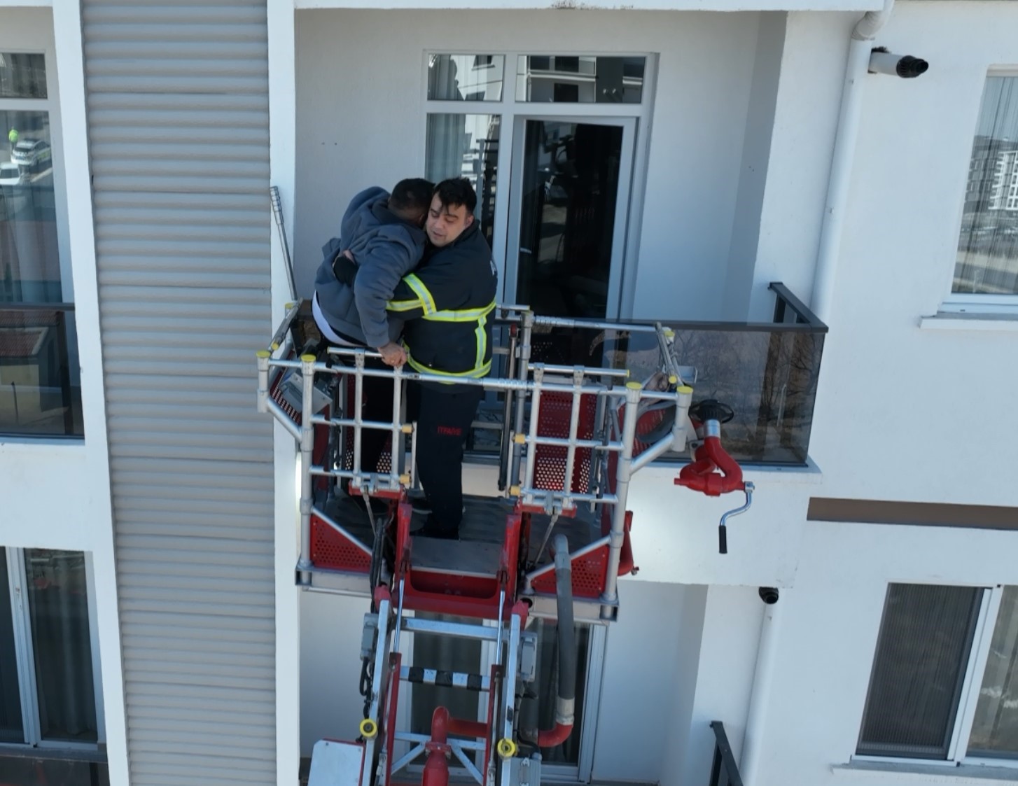 Prizde unutulan şarj aleti yangın çıkardı: 16 kişi hastanelik oldu
