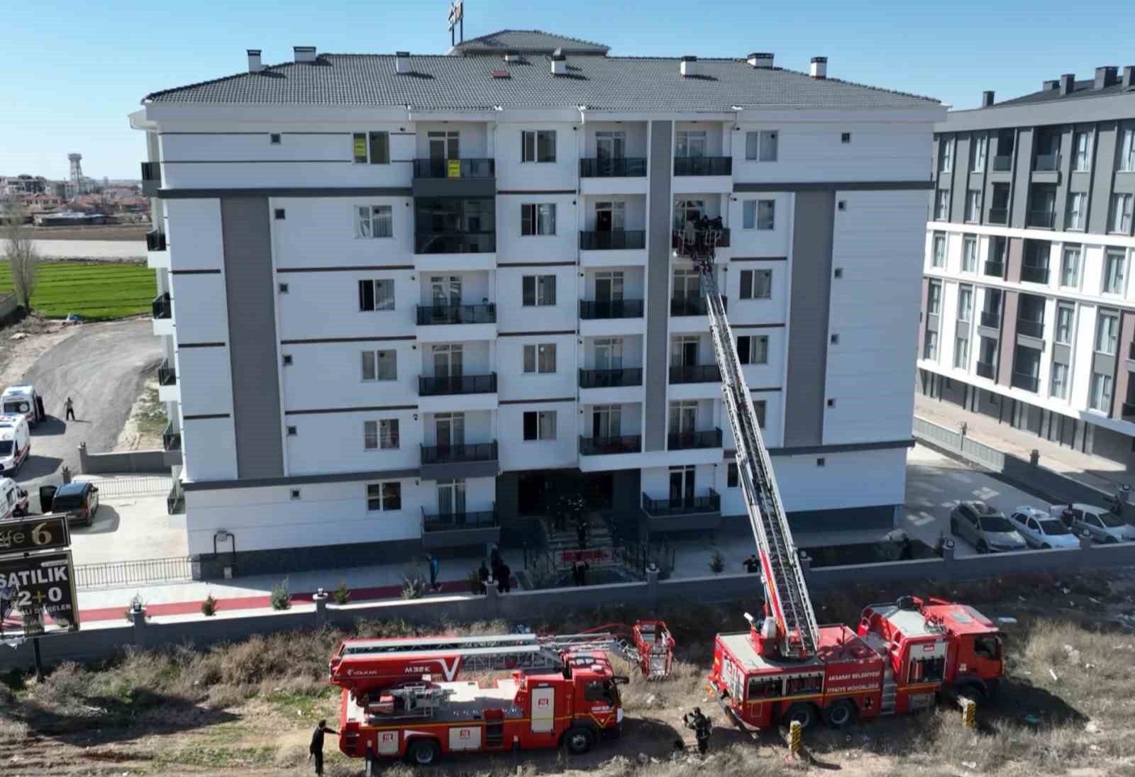 Prizde unutulan şarj aleti yangın çıkardı: 16 kişi hastanelik oldu
