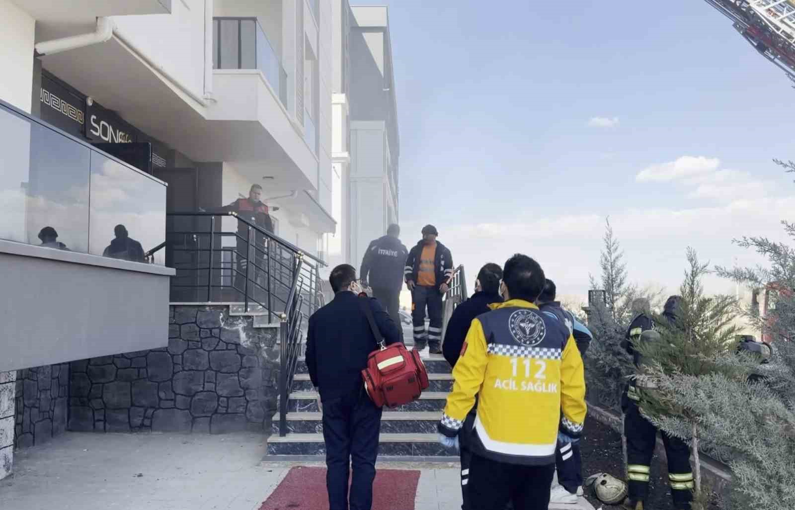 Prizde unutulan şarj aleti yangın çıkardı: 16 kişi hastanelik oldu
