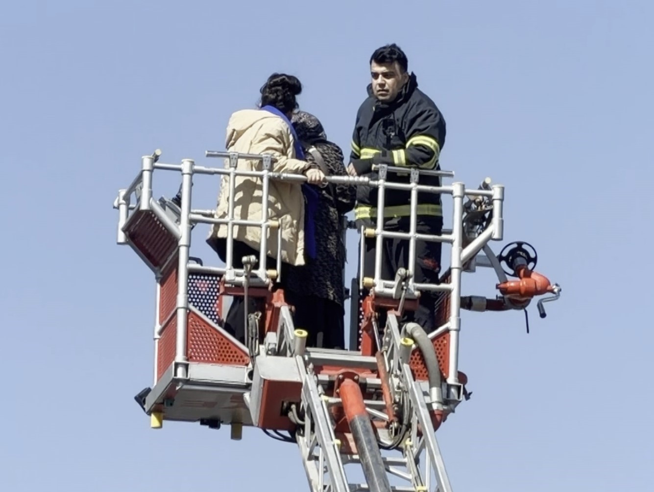 Prizde unutulan şarj aleti yangın çıkardı: 16 kişi hastanelik oldu
