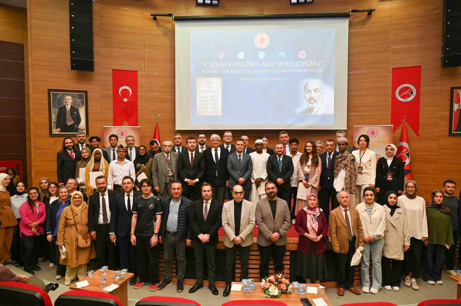 Prof. Dr. Ahmet Hamdi Topal: "Akif toplumu etkileyen büyük krizler karşısında cesareti öne çıkarmıştır"
