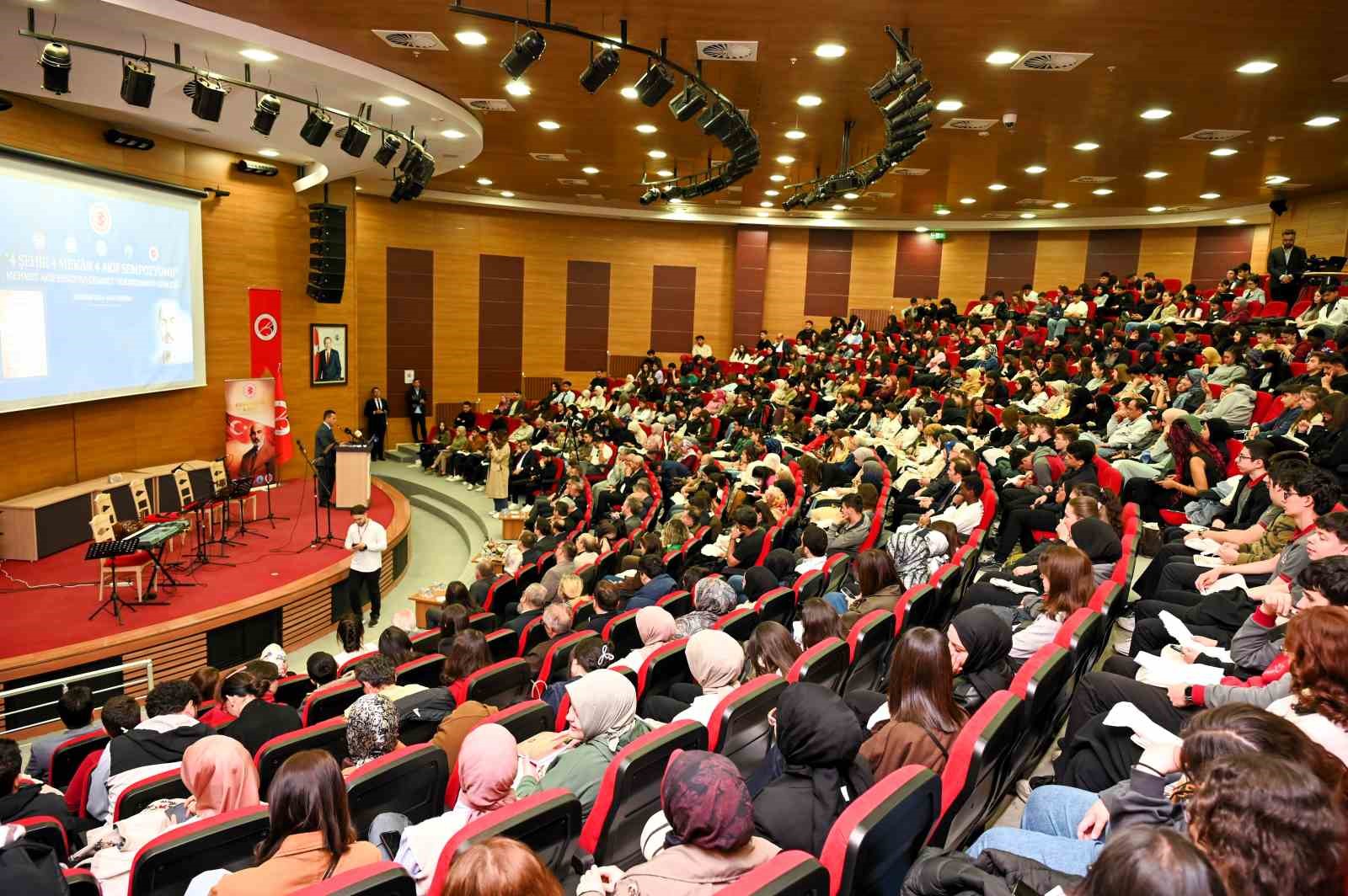 Prof. Dr. Ahmet Hamdi Topal: "Akif toplumu etkileyen büyük krizler karşısında cesareti öne çıkarmıştır"
