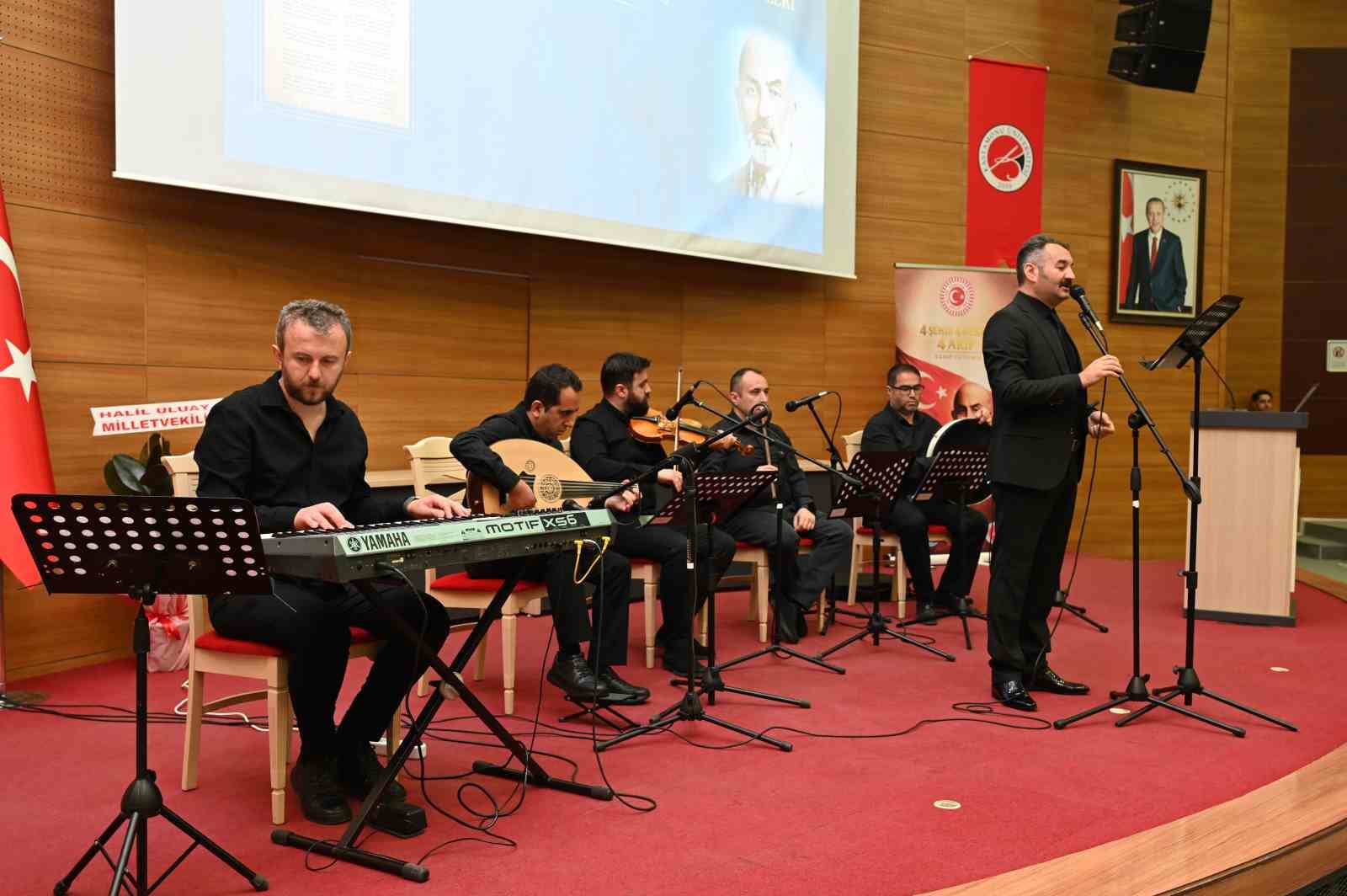 Prof. Dr. Ahmet Hamdi Topal: "Akif toplumu etkileyen büyük krizler karşısında cesareti öne çıkarmıştır"
