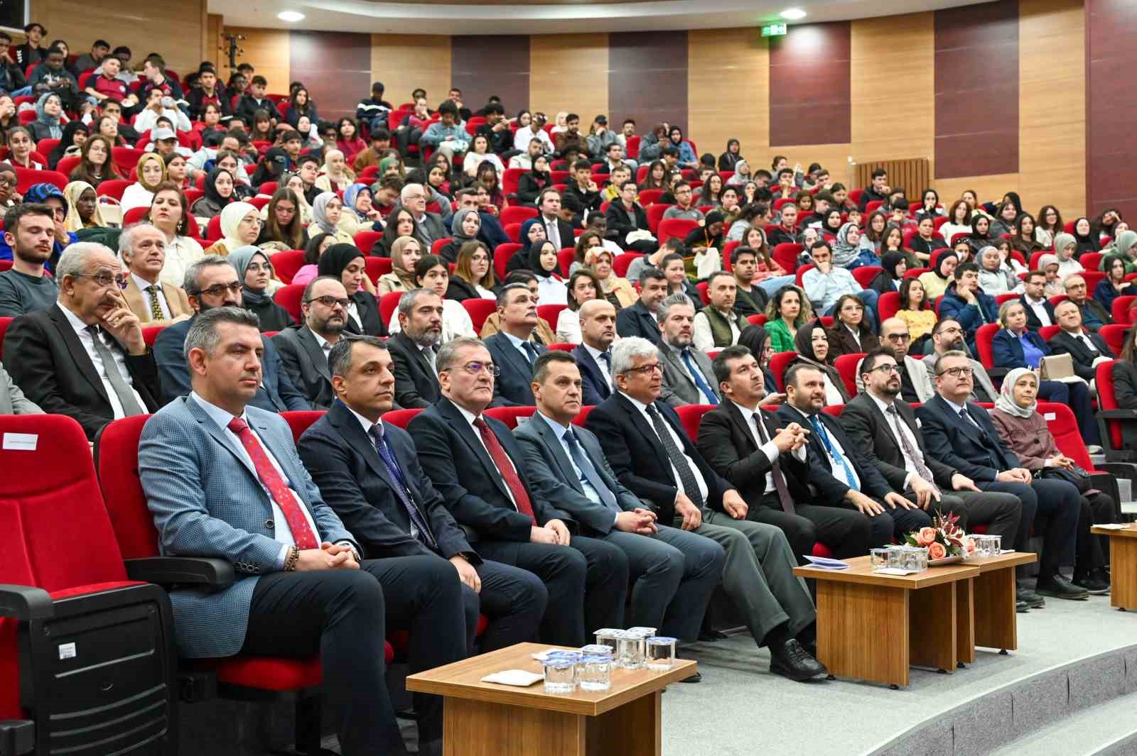 Prof. Dr. Ahmet Hamdi Topal: "Akif toplumu etkileyen büyük krizler karşısında cesareti öne çıkarmıştır"
