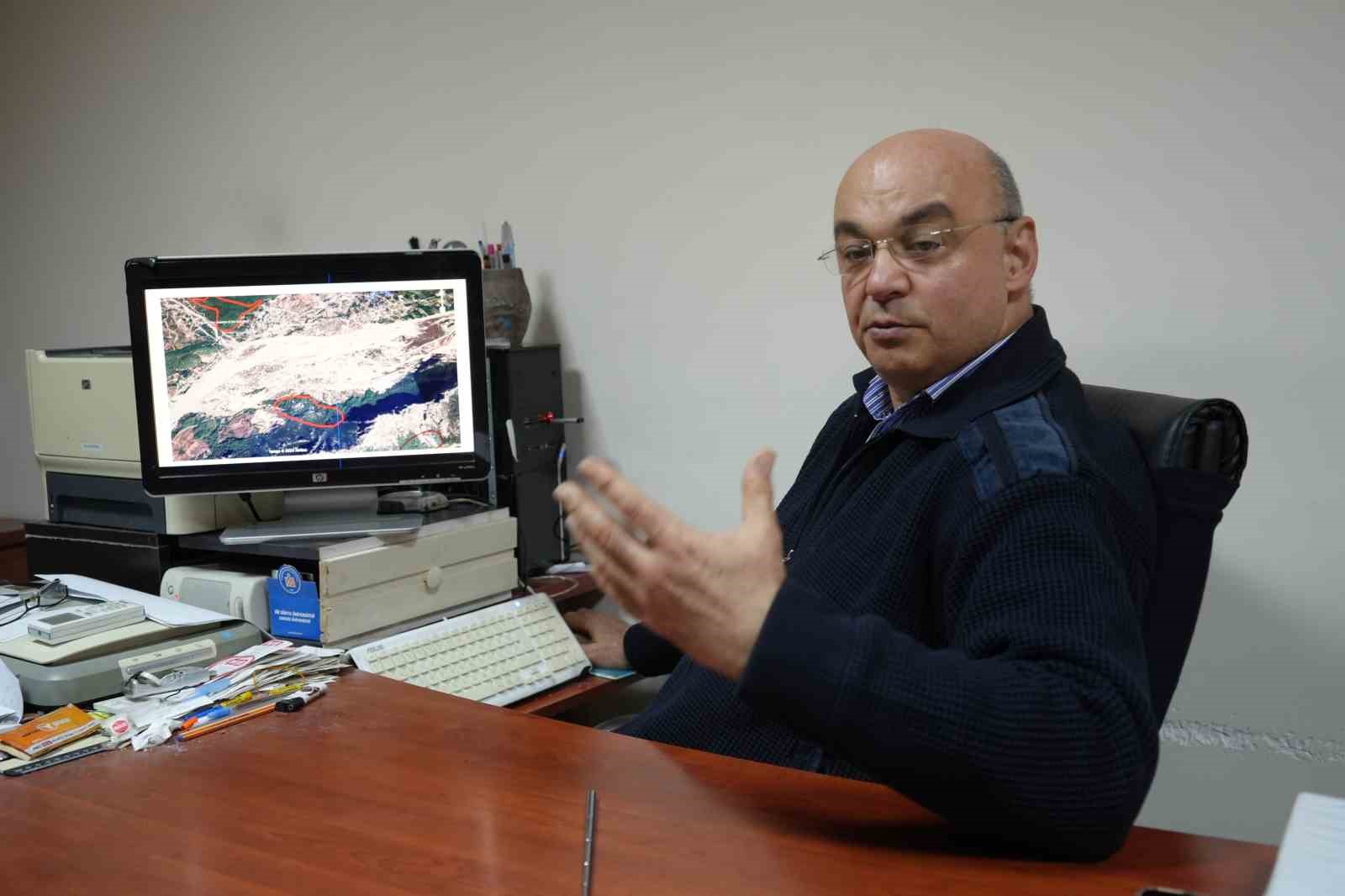 Prof.Dr. Dipova:"Falezleri kaybedersek yalnız Antalya değil dünya kaybeder"
Prof.Dr. Dipova:"Falezleri kaybedersek yalnız Antalya değil dünya kaybeder"