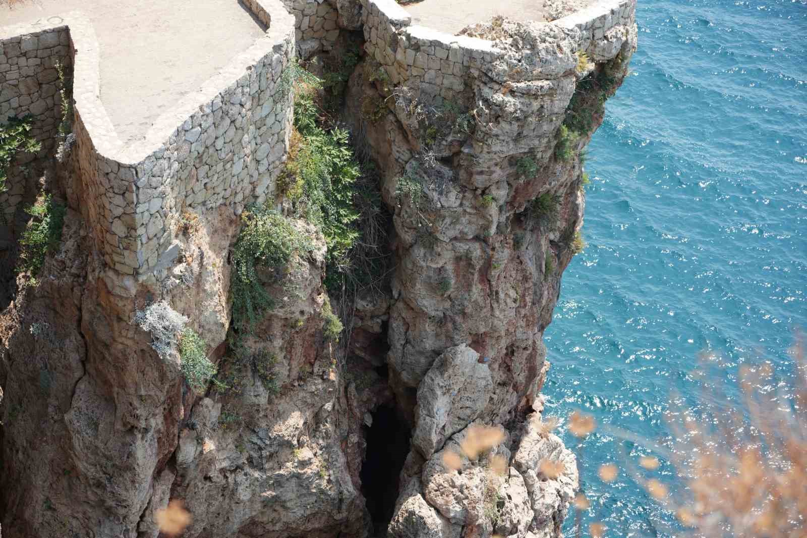 Prof.Dr. Dipova:"Falezleri kaybedersek yalnız Antalya değil dünya kaybeder"
Prof.Dr. Dipova:"Falezleri kaybedersek yalnız Antalya değil dünya kaybeder"