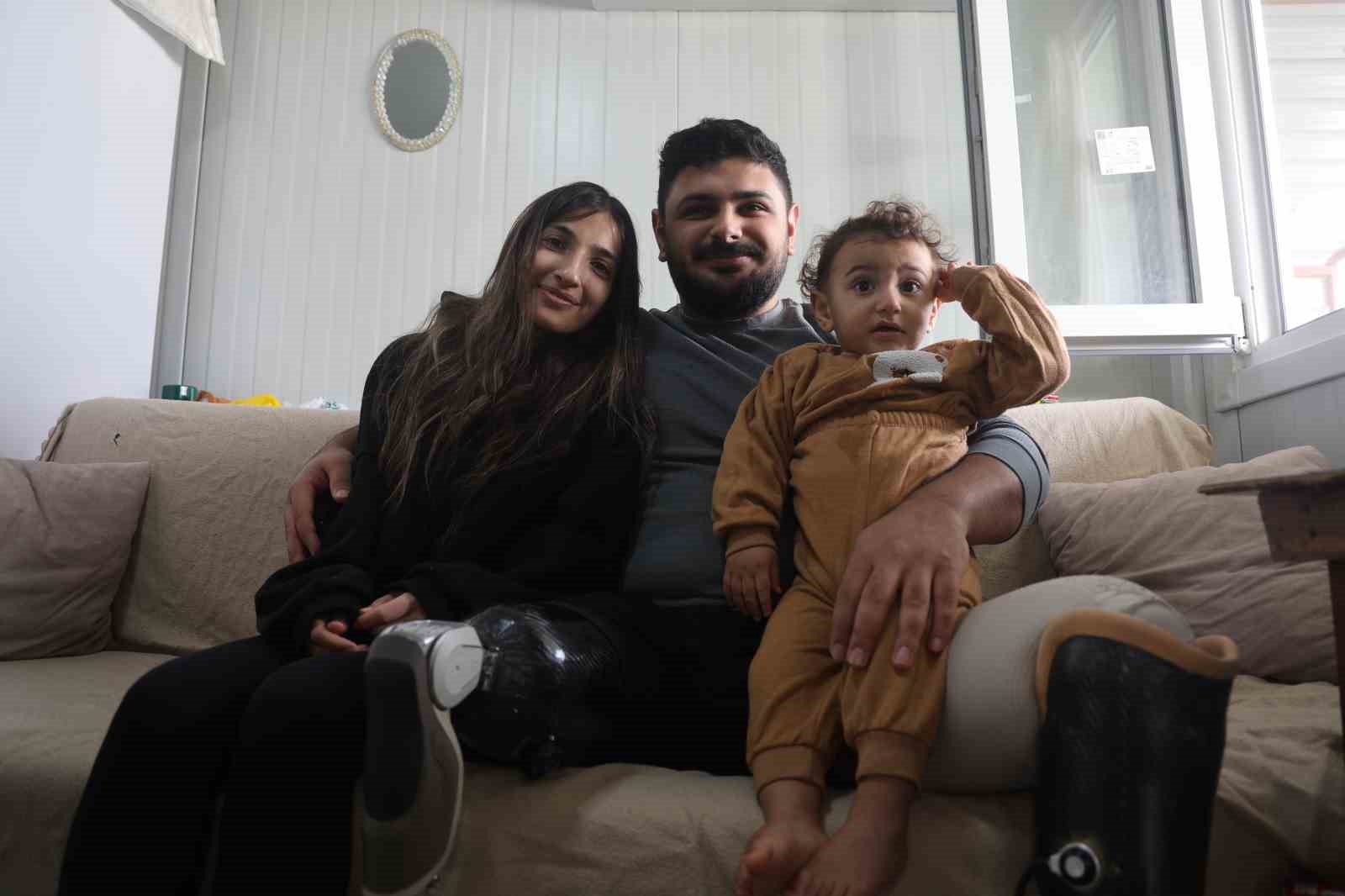 Protez bacaklarıyla yeniden yaşama tutunan depremzede Emre, yuva kurup evlat sahibi oldu
Protez bacaklarıyla yeniden yaşama tutunan depremzede Emre, yuva kurup evlat sahibi oldu