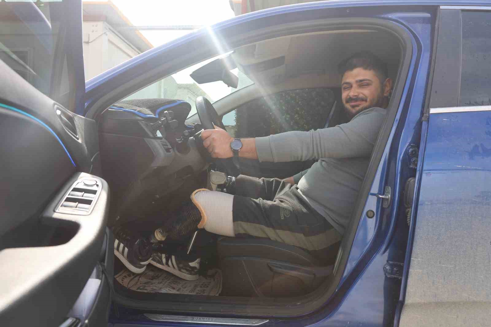 Protez bacaklarıyla yeniden yaşama tutunan depremzede Emre, yuva kurup evlat sahibi oldu
Protez bacaklarıyla yeniden yaşama tutunan depremzede Emre, yuva kurup evlat sahibi oldu