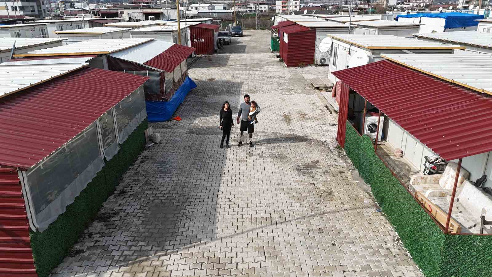 Protez bacaklarıyla yeniden yaşama tutunan depremzede Emre, yuva kurup evlat sahibi oldu
Protez bacaklarıyla yeniden yaşama tutunan depremzede Emre, yuva kurup evlat sahibi oldu