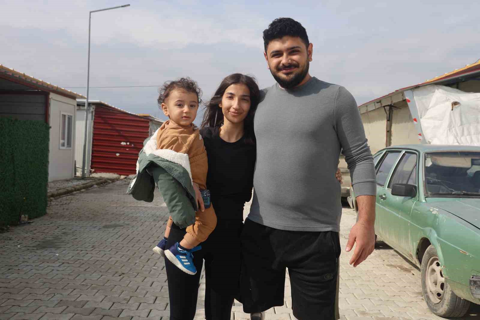 Protez bacaklarıyla yeniden yaşama tutunan depremzede Emre, yuva kurup evlat sahibi oldu
Protez bacaklarıyla yeniden yaşama tutunan depremzede Emre, yuva kurup evlat sahibi oldu