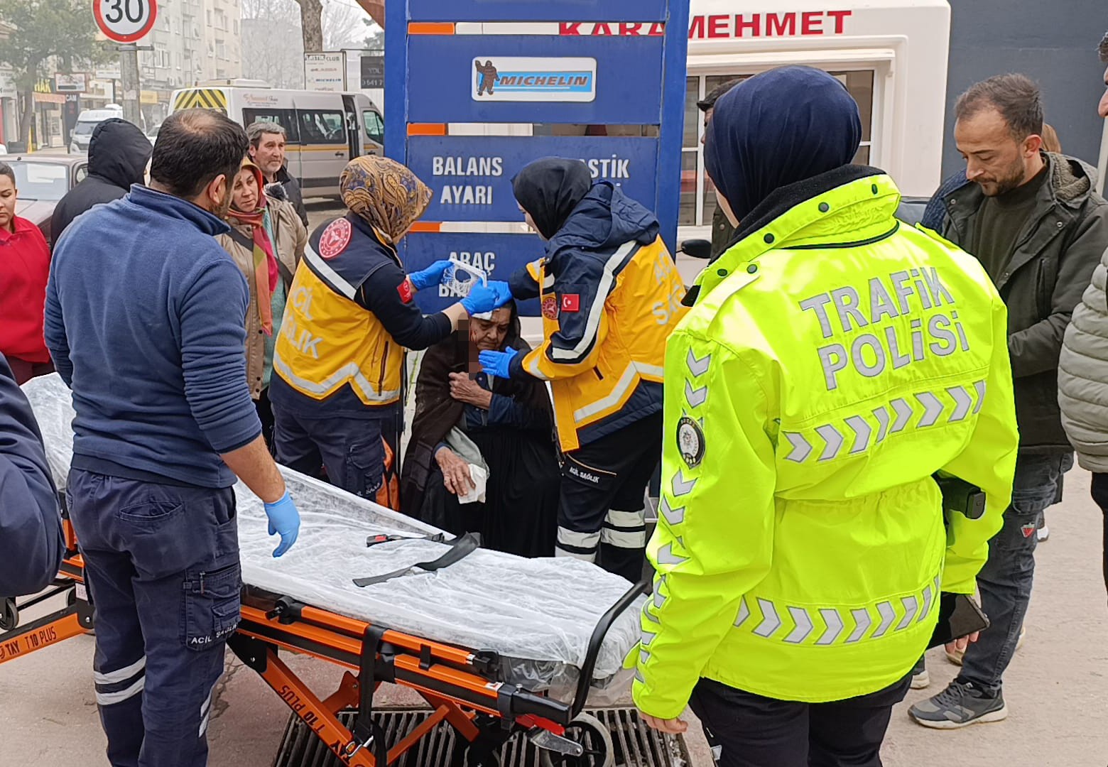 PTT Kargo minibüsünün çarptığı yaşlı kadın yaralandı
