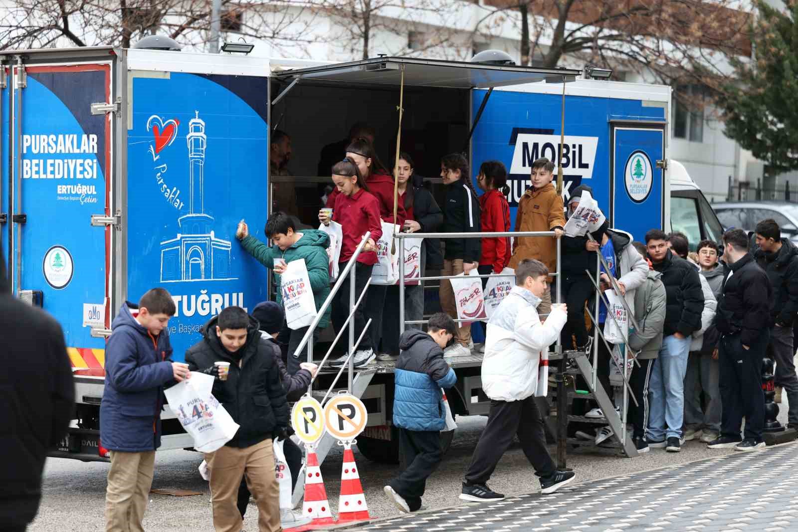 Pursaklar 4.Kitap Günleri’nde vatandaşlara çorba ikramı
