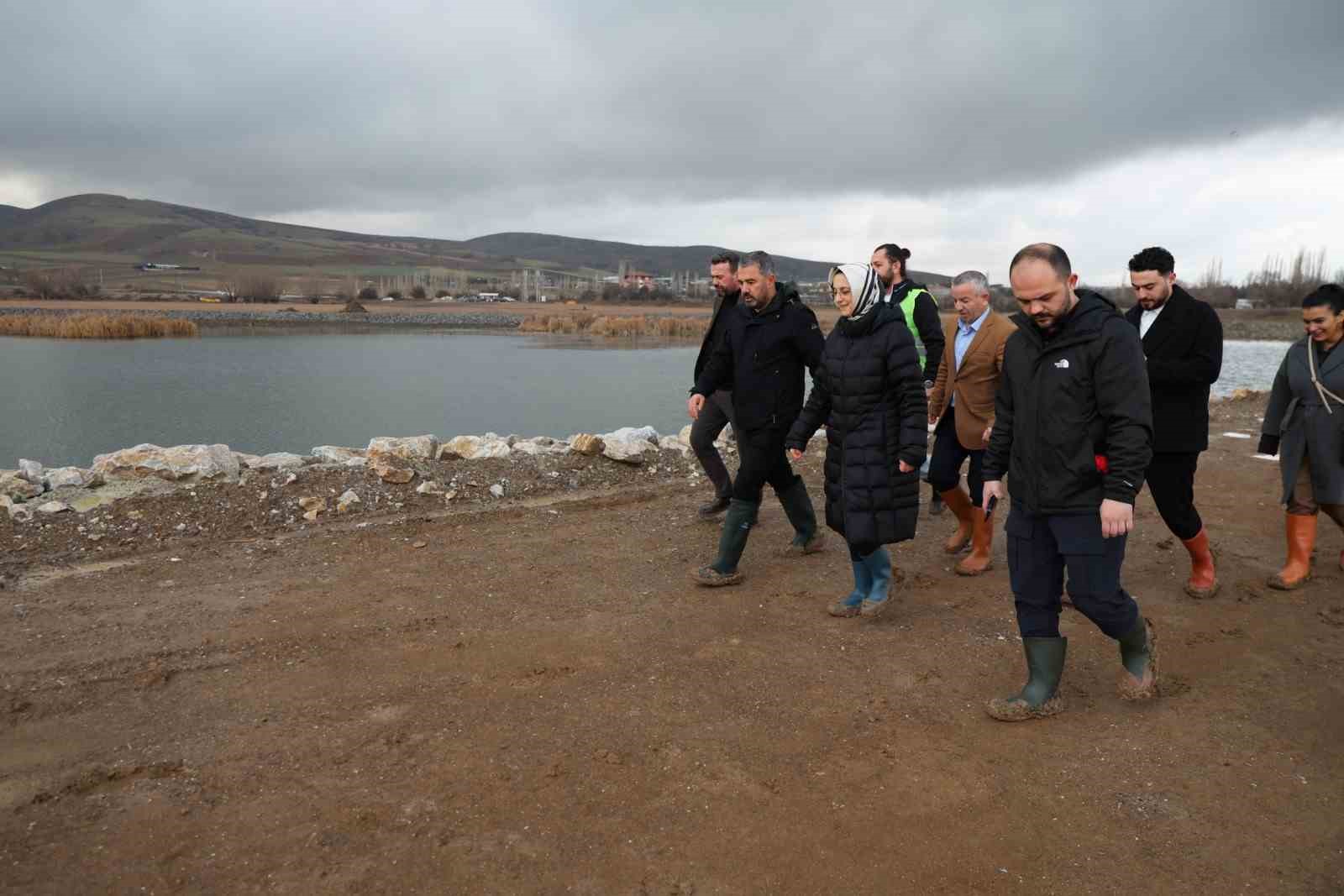 Pursaklar Belediyesi Gümüşoluk Göleti’nin çalışmalarına devam ediyor
Pursaklar Belediyesi Gümüşoluk Göleti’nin çalışmalarına devam ediyor