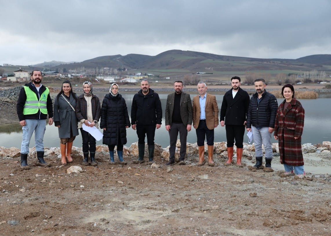 Pursaklar Belediyesi Gümüşoluk Göleti’nin çalışmalarına devam ediyor
Pursaklar Belediyesi Gümüşoluk Göleti’nin çalışmalarına devam ediyor