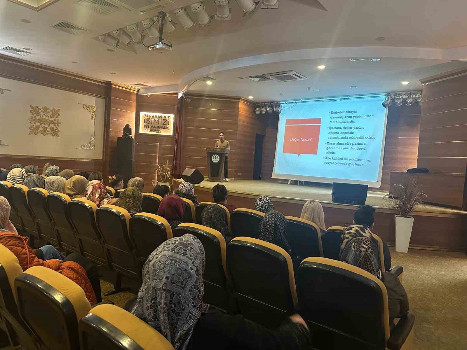 Pursaklar’da toplumsal değerlerin korunması ve bilinçli medya kullanımına yönelik seminer
