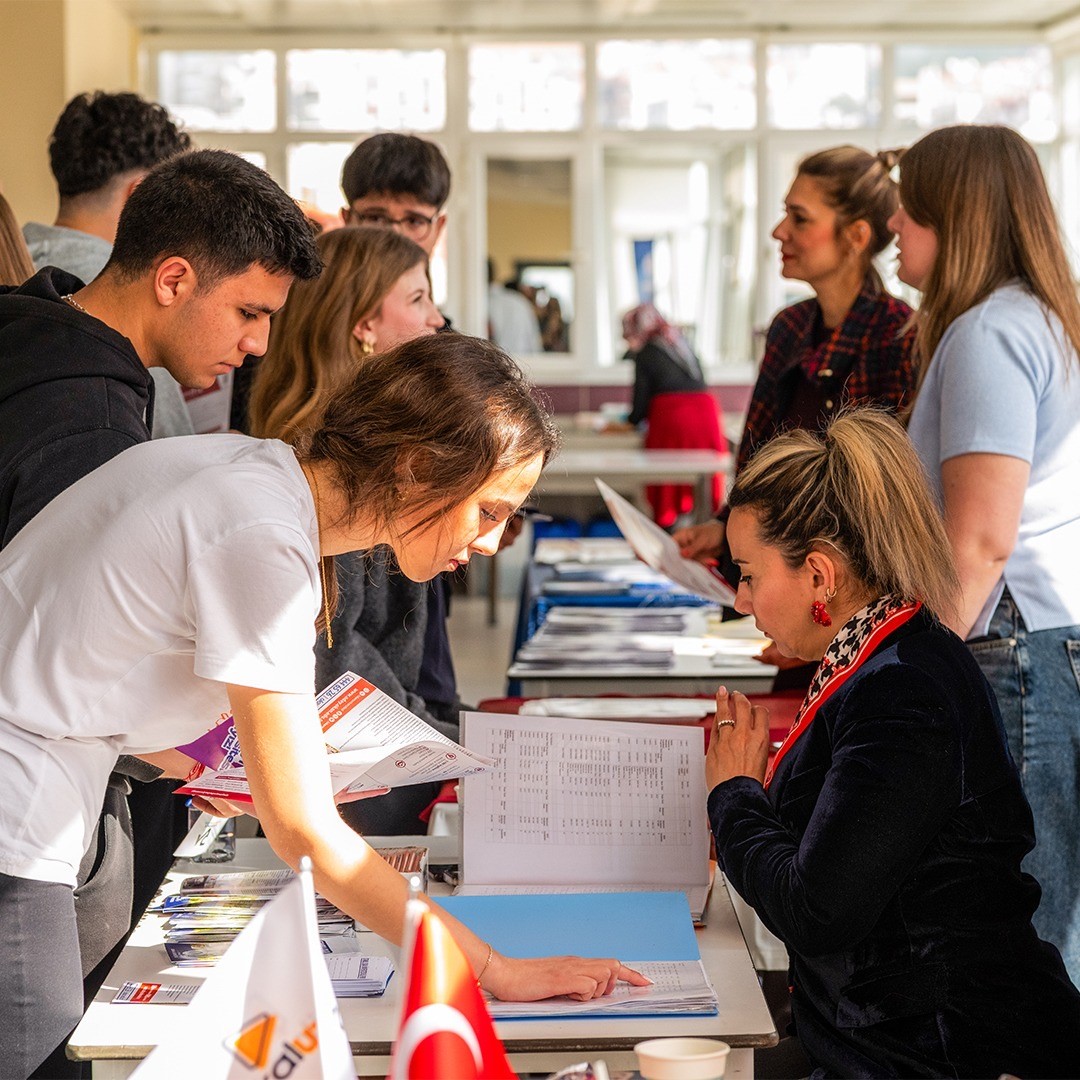 Radikal Okullarında kariyer günleri etkinliği düzenlendi
