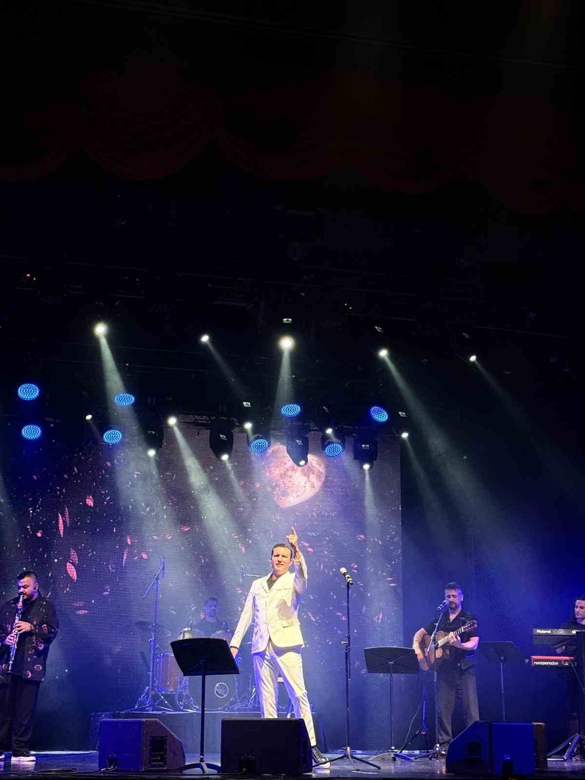 Rafet El Roman’dan New York’ta Milli Takım için yeni marş müjdesi
