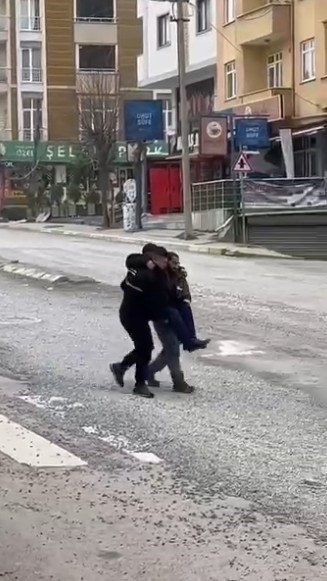 Rahatsızlanan yaşlı vatandaşı belediye işçileri kucaklarında taşıdı
