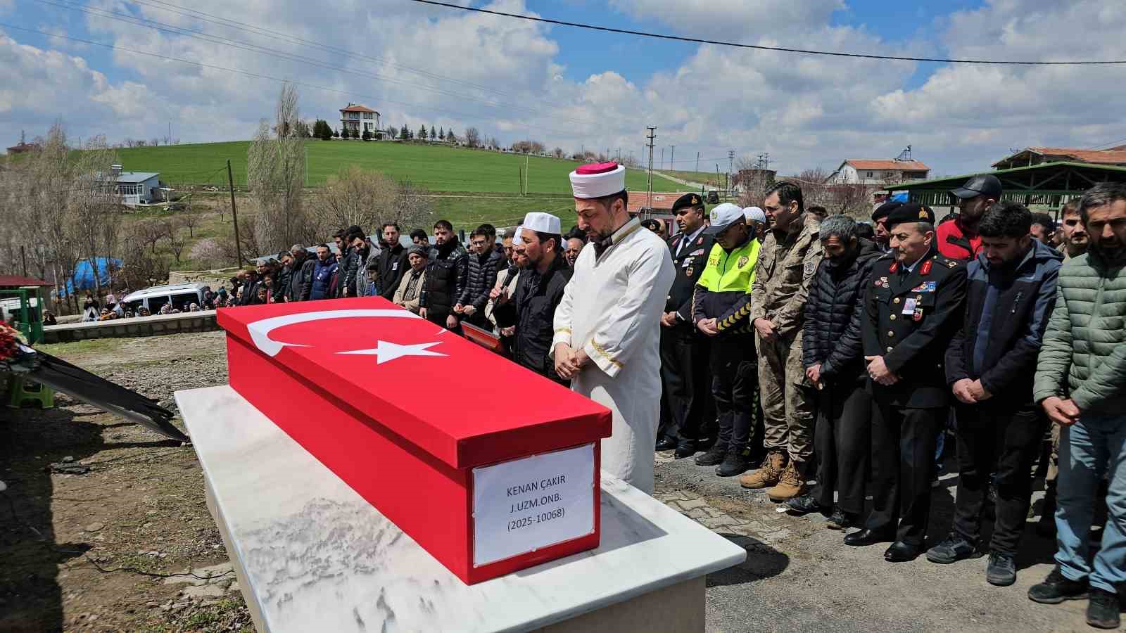 Rahatsızlanarak hayatını kaybeden kursiyer jandarma toprağa verildi

