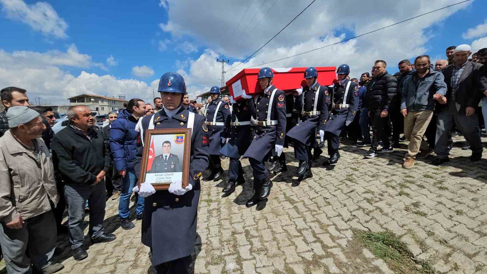 Rahatsızlanarak hayatını kaybeden kursiyer jandarma toprağa verildi

