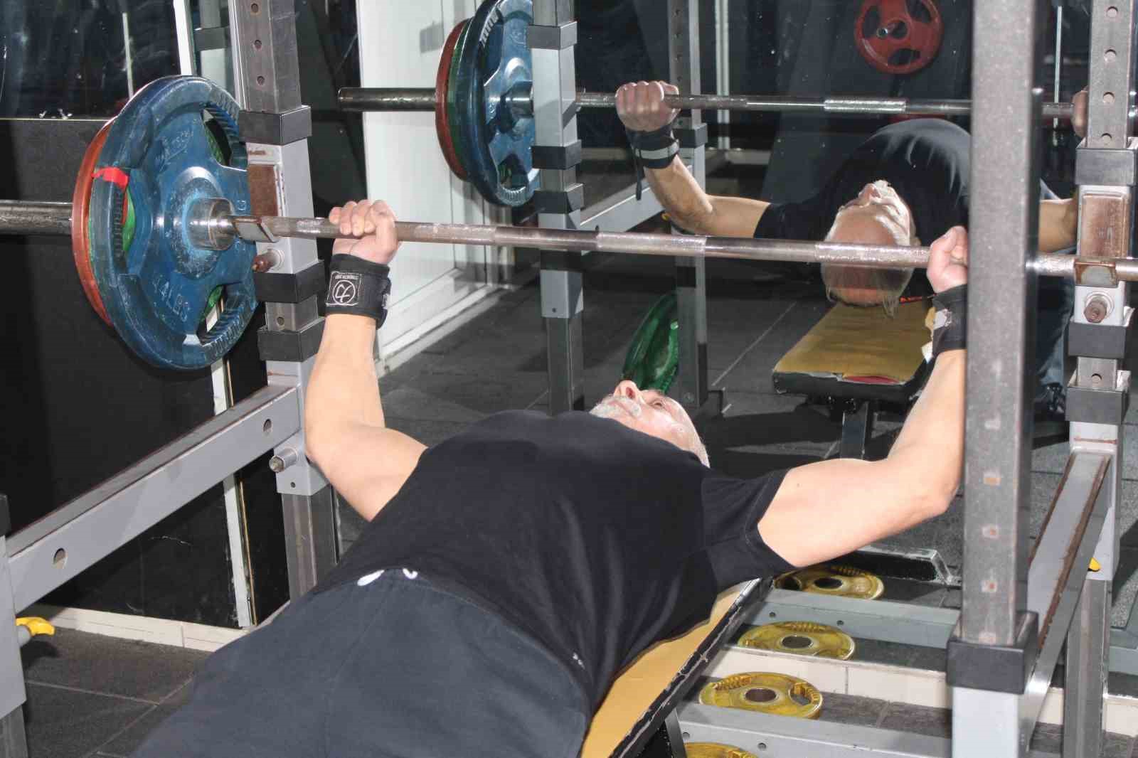 Rakip bulamayan ve gençlerle yarışan 65 yaşındaki Hakkı Bozat 420 kilo kaldırdı
