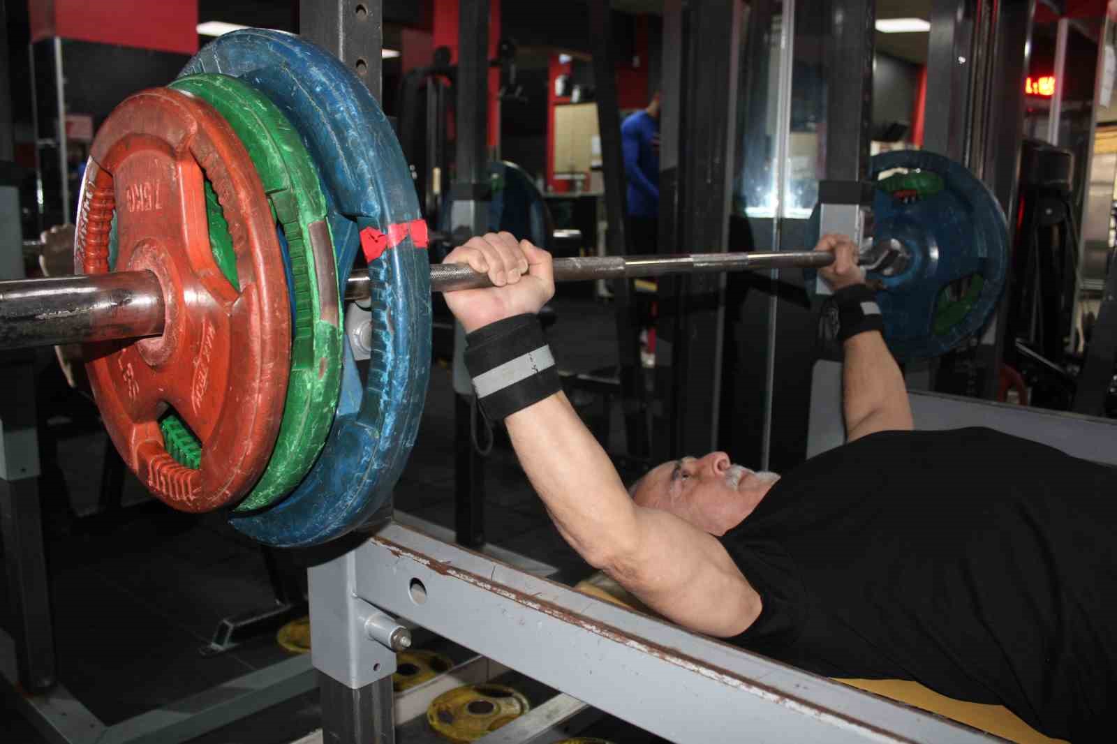 Rakip bulamayan ve gençlerle yarışan 65 yaşındaki Hakkı Bozat 420 kilo kaldırdı
