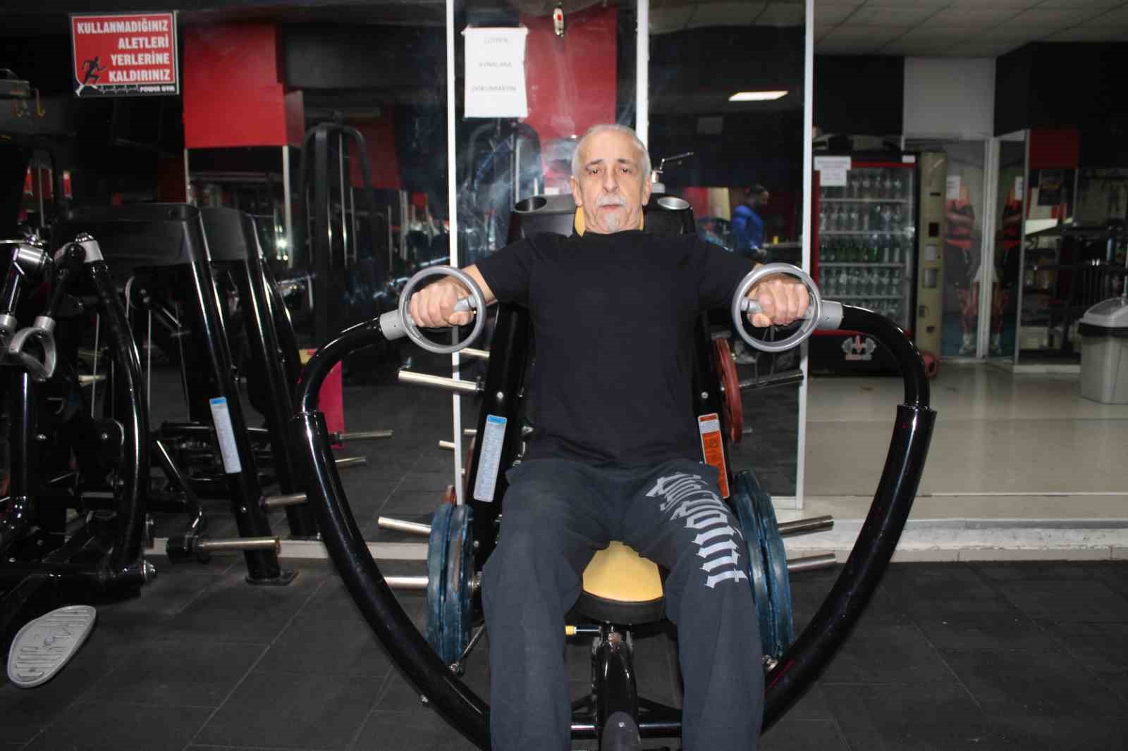 Rakip bulamayan ve gençlerle yarışan 65 yaşındaki Hakkı Bozat 420 kilo kaldırdı
