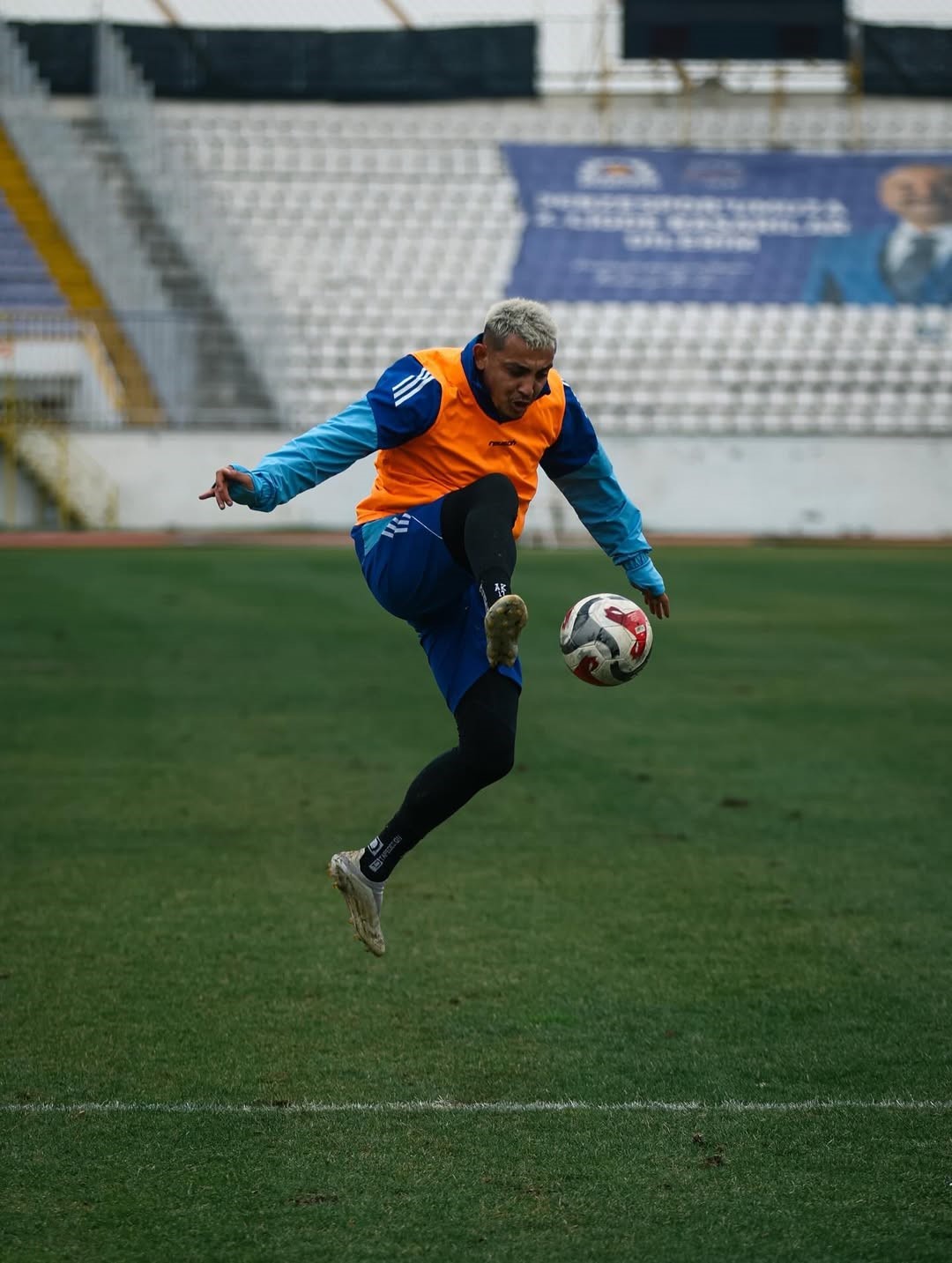 Rakip maça çıkmayınca kendi aralarında çift kale maç yaptılar
