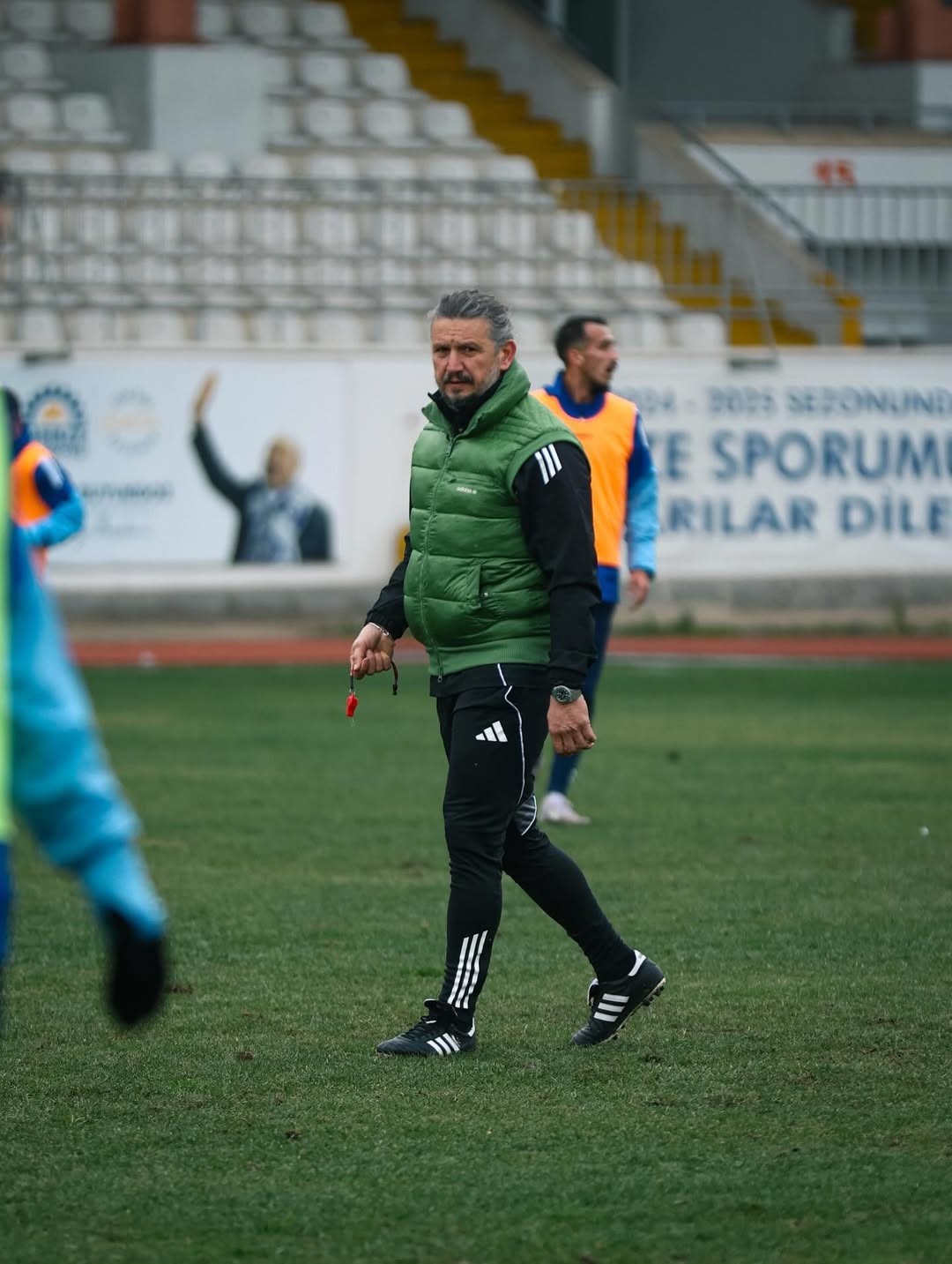 Rakip maça çıkmayınca kendi aralarında çift kale maç yaptılar
