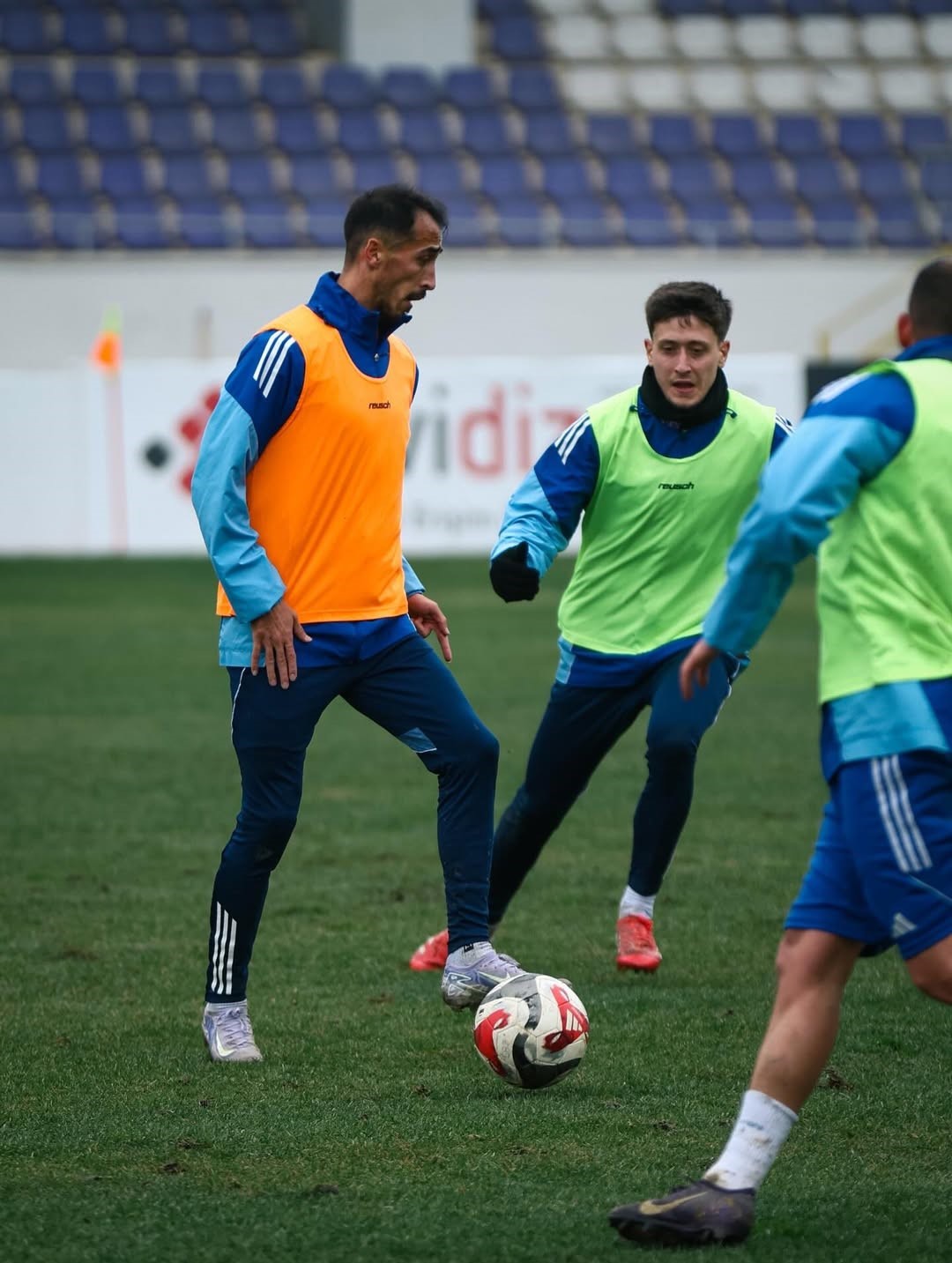 Rakip maça çıkmayınca kendi aralarında çift kale maç yaptılar
