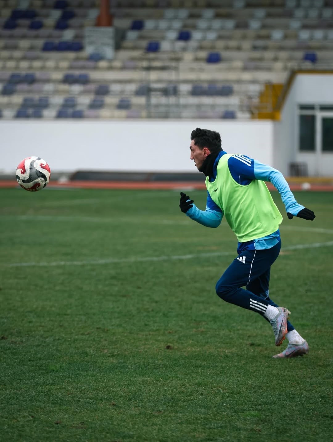 Rakip maça çıkmayınca kendi aralarında çift kale maç yaptılar
