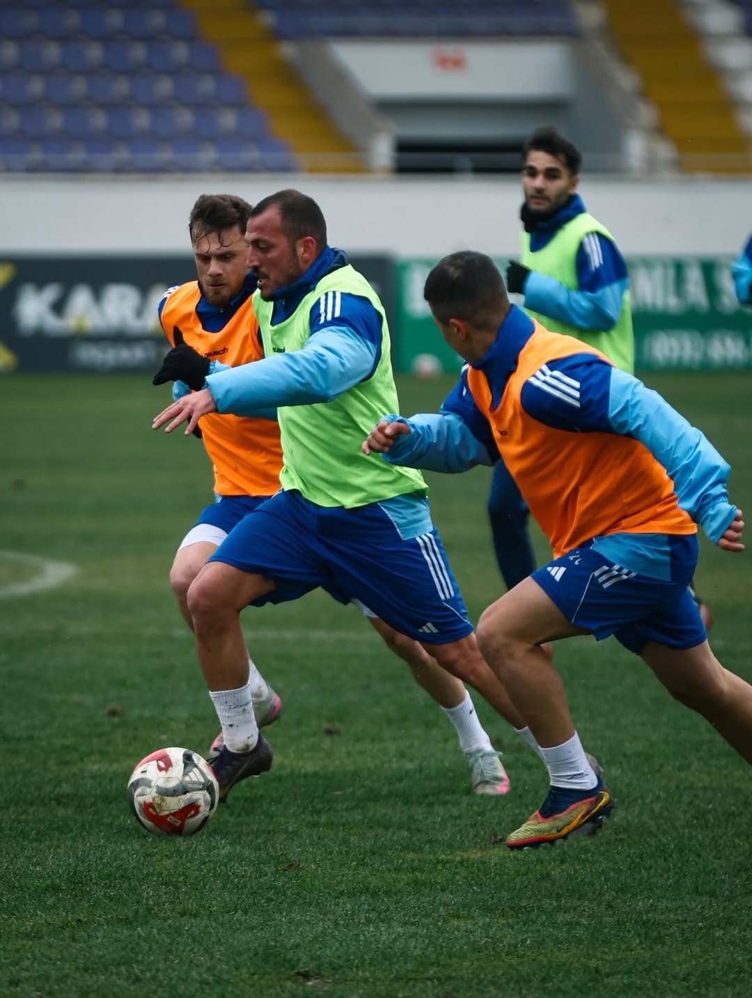 Rakip maça çıkmayınca kendi aralarında çift kale maç yaptılar
