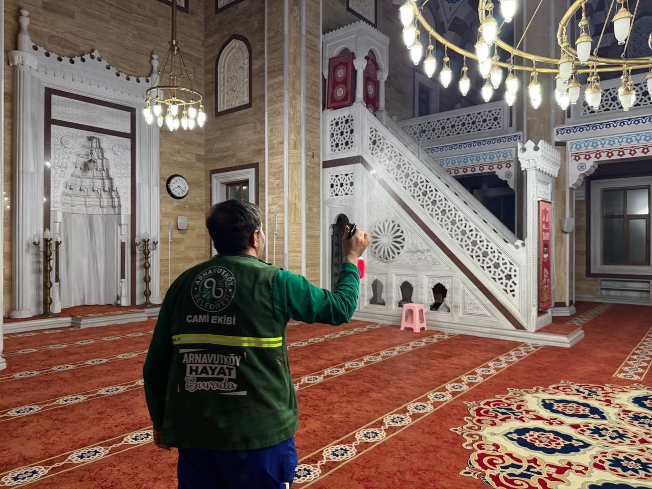 Ramazan ayı öncesi Arnavutköy’de camiler gül suyu ile temizleniyor
